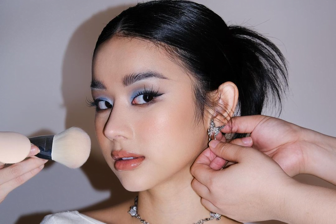 Đua nhau makeup như 20 năm trước