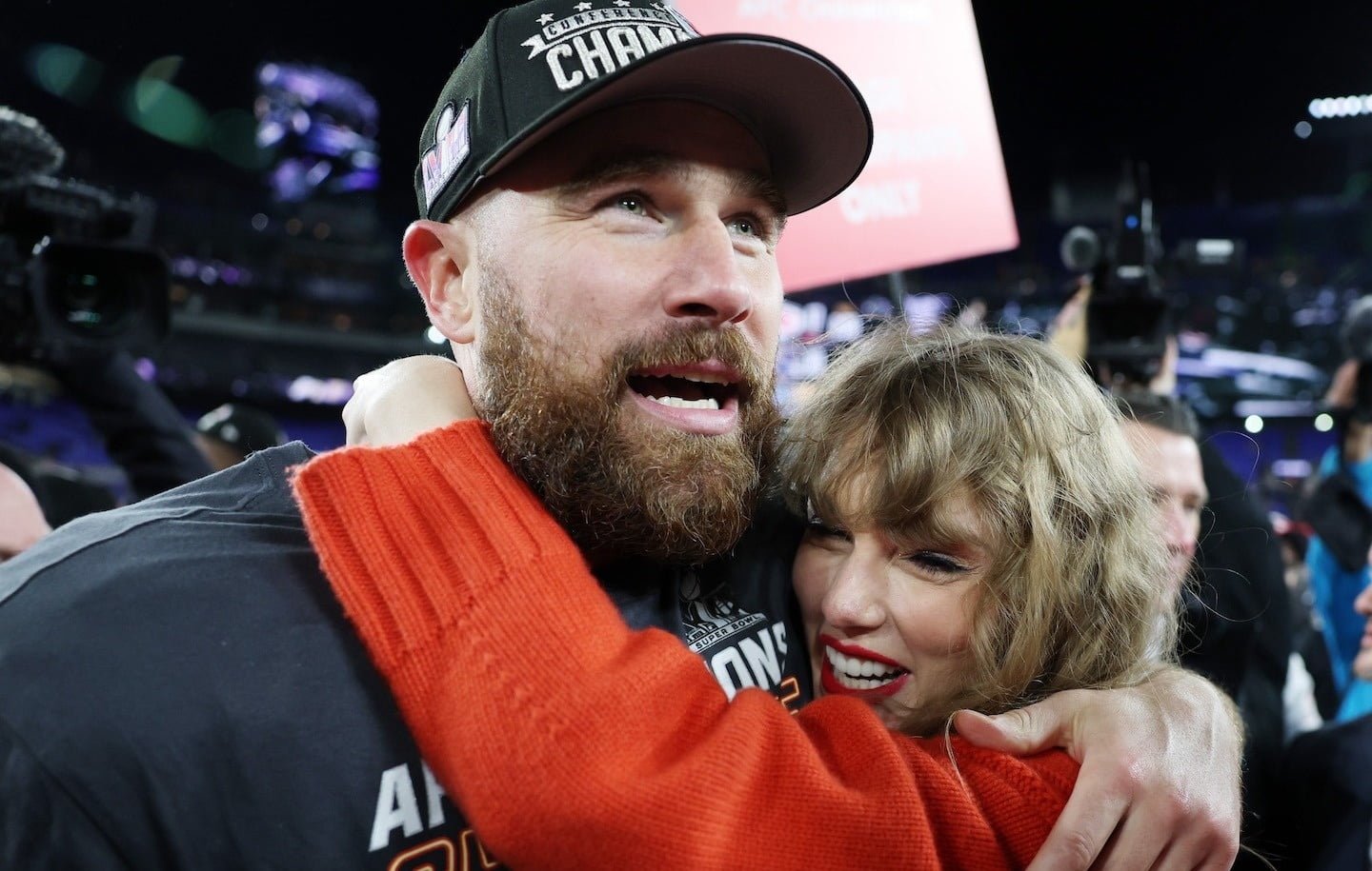 Travis Kelce được gì khi hẹn hò tỷ phú Taylor Swift?