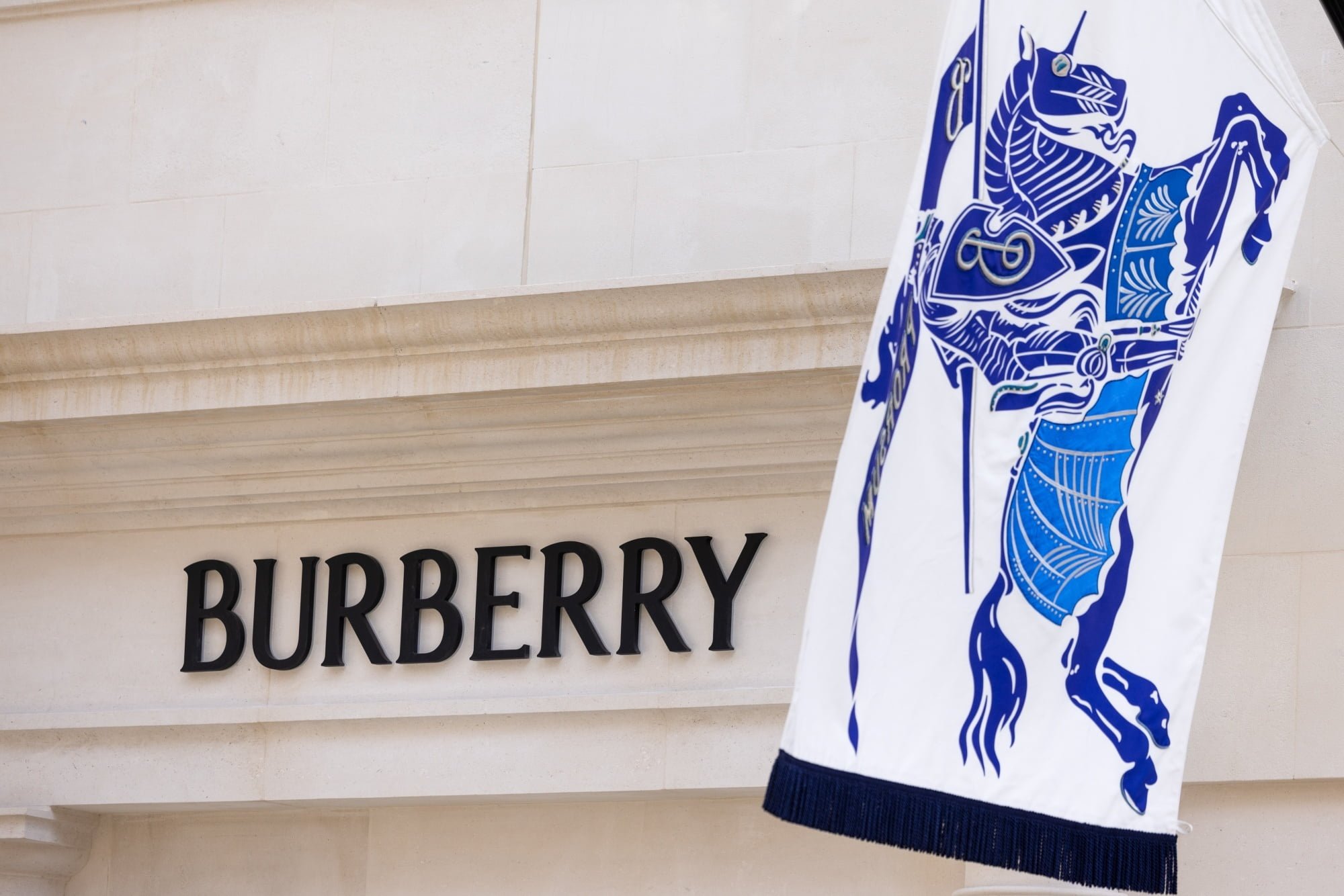 Burberry thay CEO giữa cơn bão suy thoái