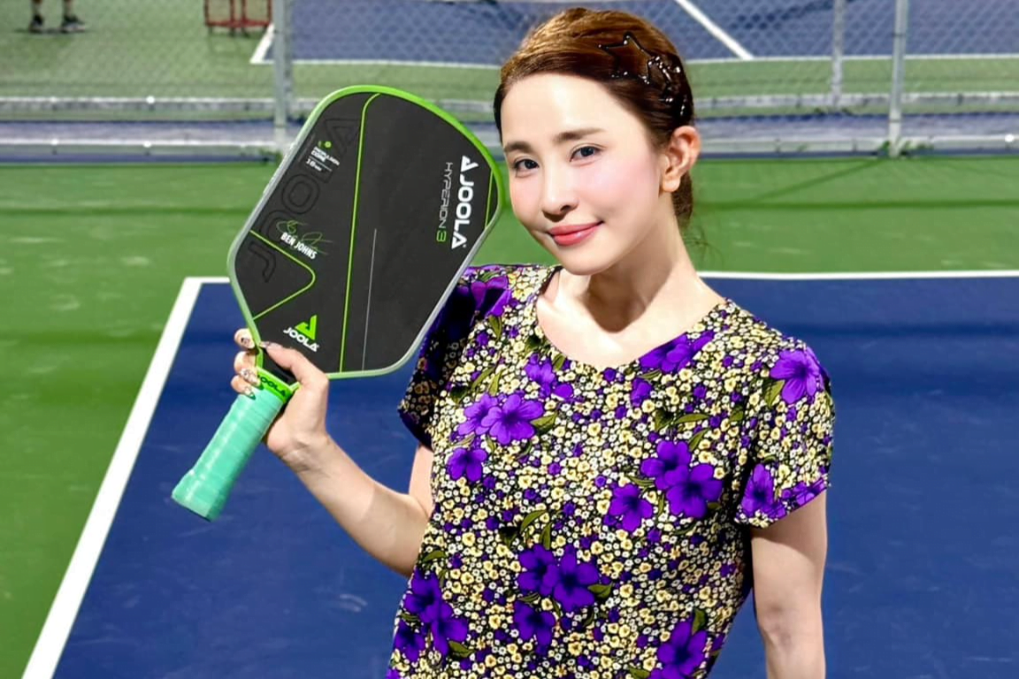 Mặc đồ ngủ, áo chống nắng ra sân pickleball hậu tranh cãi hở hang