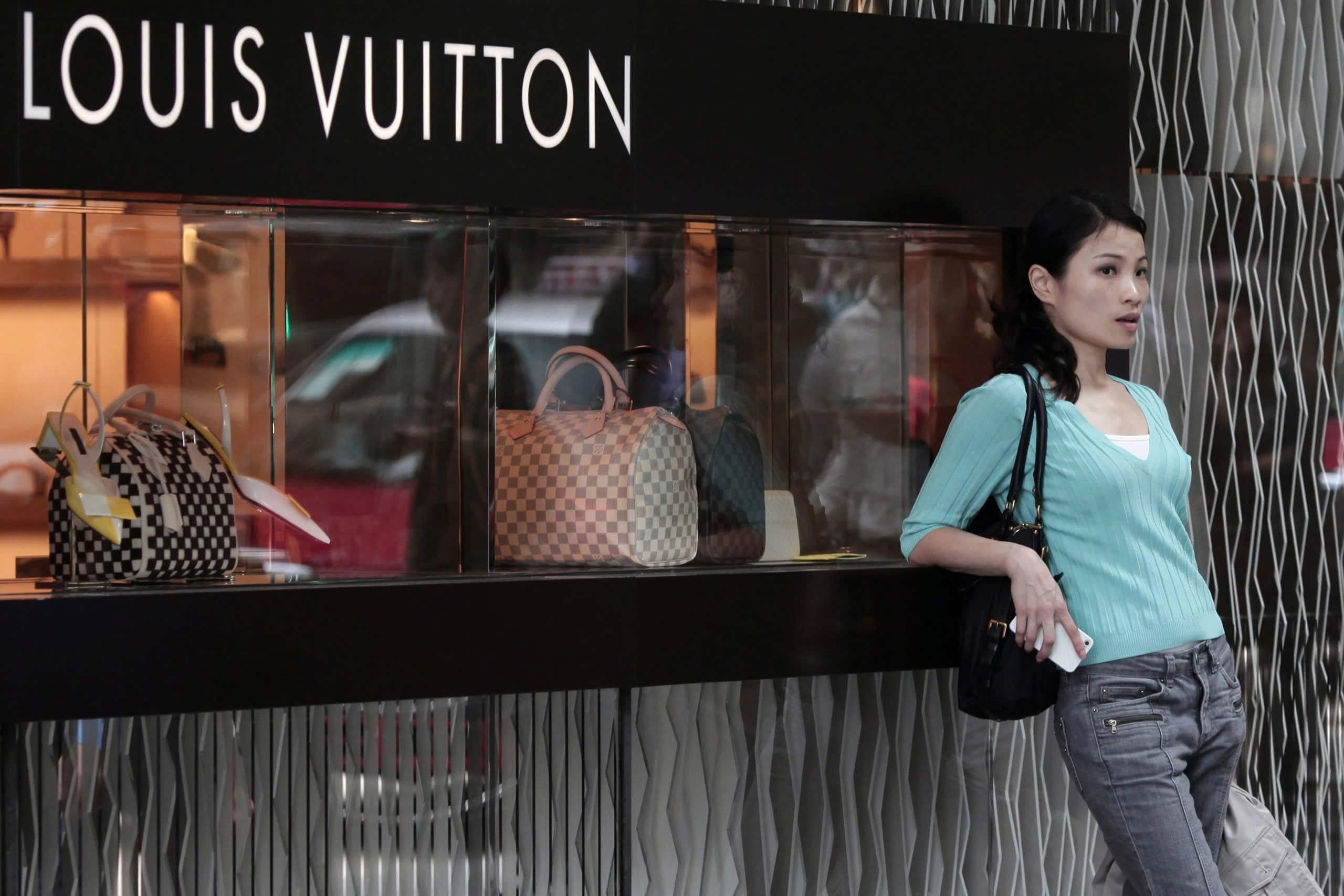 Thấy gì từ việc nhà giàu Trung Quốc trả thù nhân viên Louis Vuitton?