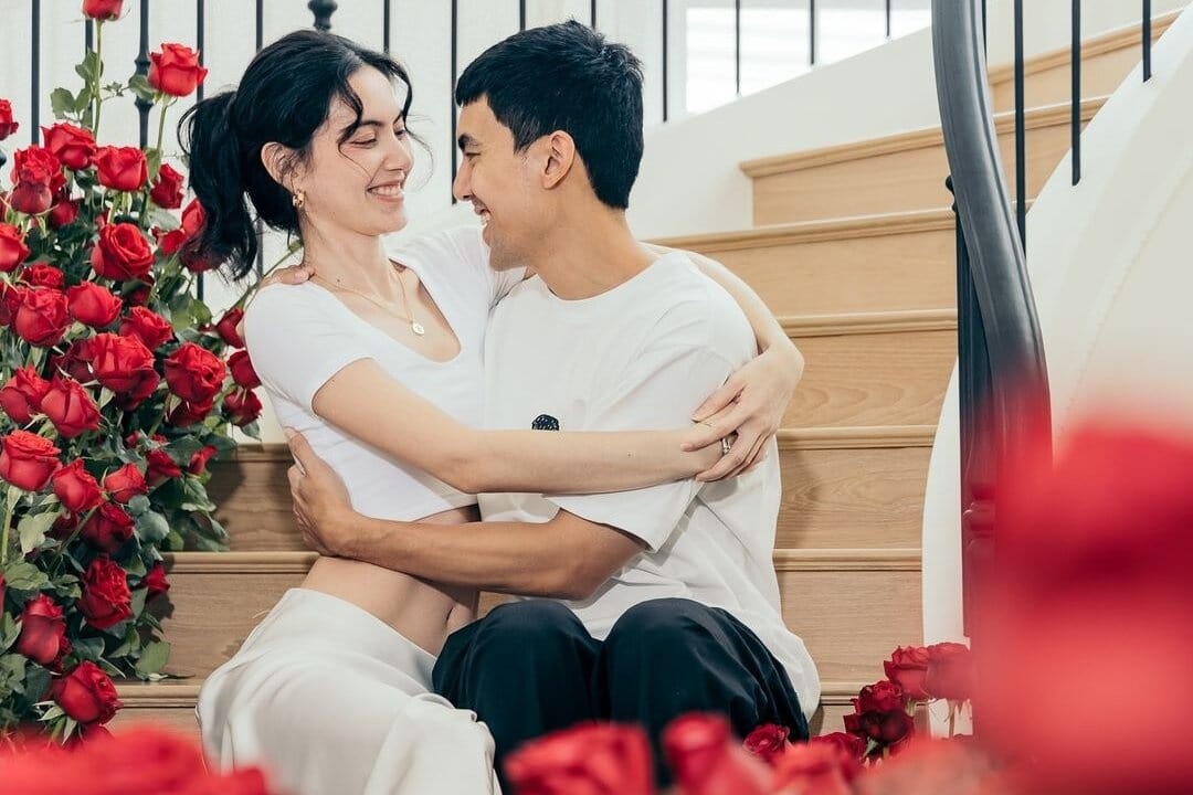 ‘Ma nữ đẹp nhất Thái Lan’ quấn quýt bạn trai 6 năm