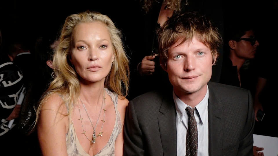 Kate Moss chia tay tình trẻ kém 13 tuổi