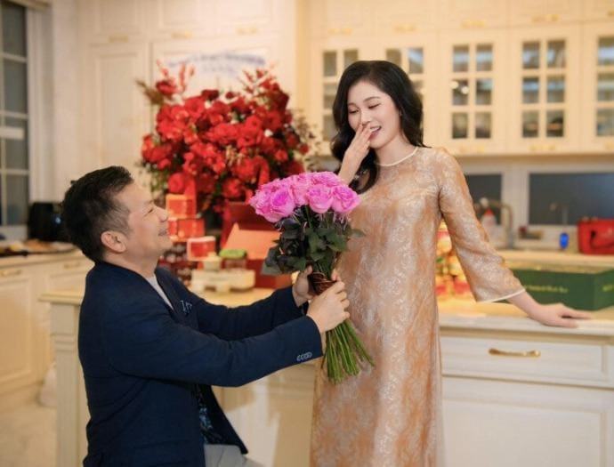 Hành động lãng mạn của Shark Hưng dành cho bà xã xinh đẹp.