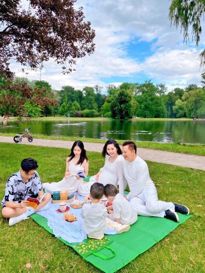 Á hậu Thu Trang và các con.