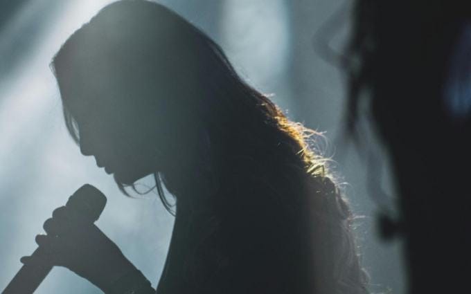 Nữ ca sĩ gây bão dư luận với sự việc bất ngờ