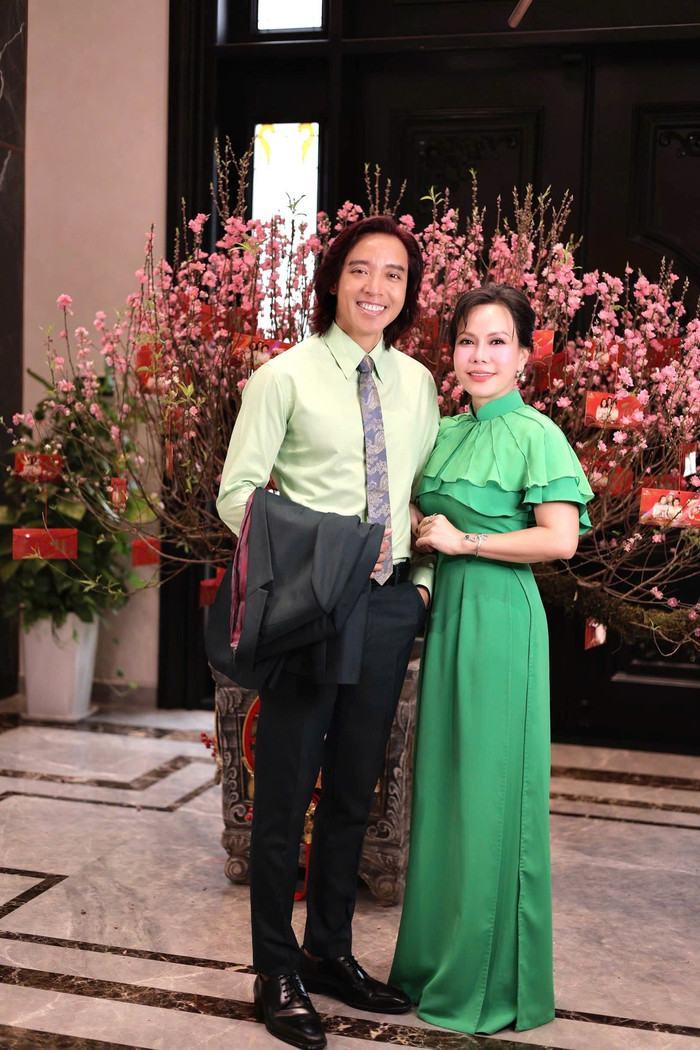 Việt Hương luôn có chồng đồng hành trong mọi hoạt động. Ảnh: FBNV