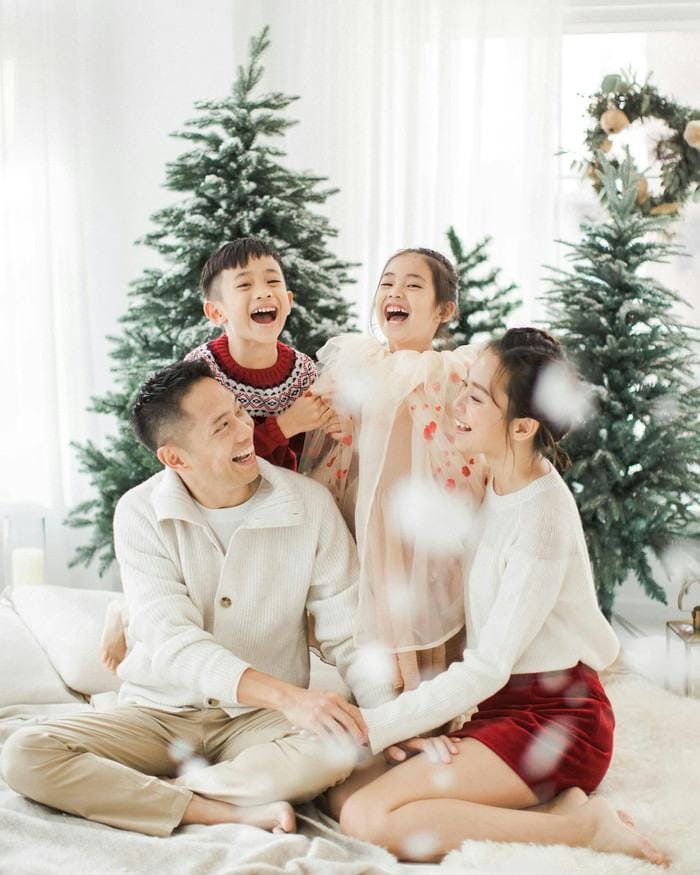Miki Dương Ái Cẩn và gia đình