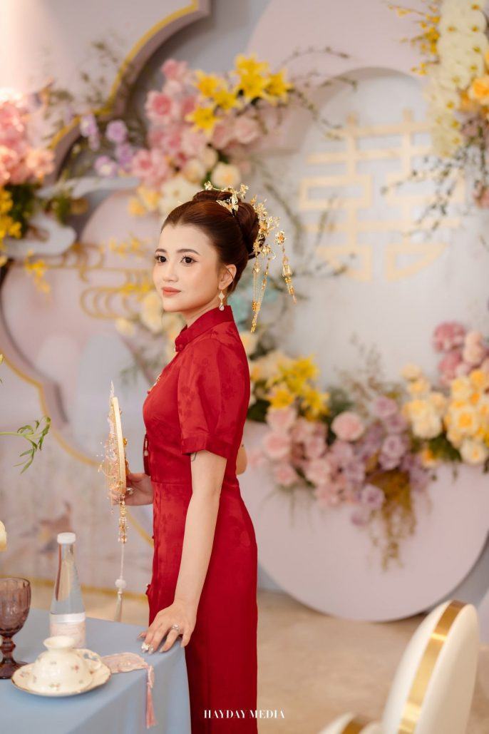 Cô dâu Dinh Dinh mặc sườn xám màu đỏ, lễ gia tiên cũng được tổ chức theo phong cách người Hoa.