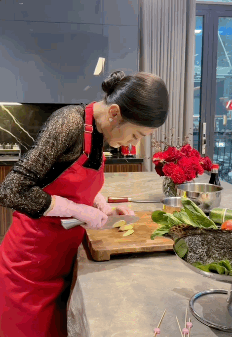 Khoảnh khắc Phương Oanh tất bật chế biến món ăn bên trong biệt thự triệu đô gây sốt cõi mạng. (Ảnh: Chụp màn hình)