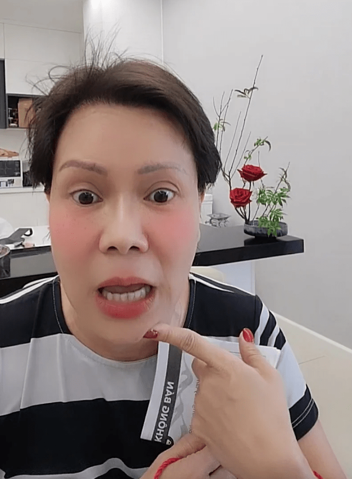 Việt Hương lộ rõ biểu cảm tức giận khi bị một khán giả nói rằng cô đang lừa đảo người tiêu dùng. Sau đó nữ nghệ sĩ nói rằng bản thân chưa từng làm như vậy, sẵn sàng đền tiền tỷ nếu phát hiện có dấu hiệu sai phạm. Ảnh: Sưu tầm