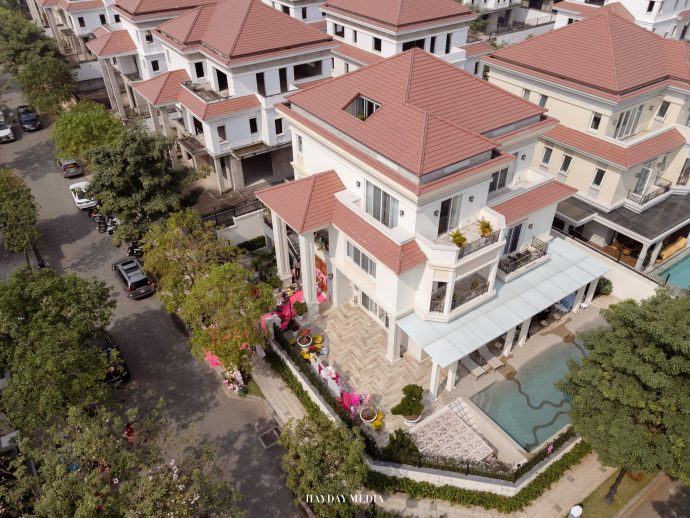 Căn biệt thự được thiết kế theo phong cách tinh giản, có cả bể bơi trong khuôn viên.