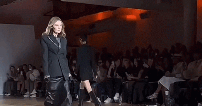 Anna Delvey – ‘Thần lừa đảo’ gây sốc khi catwalk giữa vòng theo dõi
