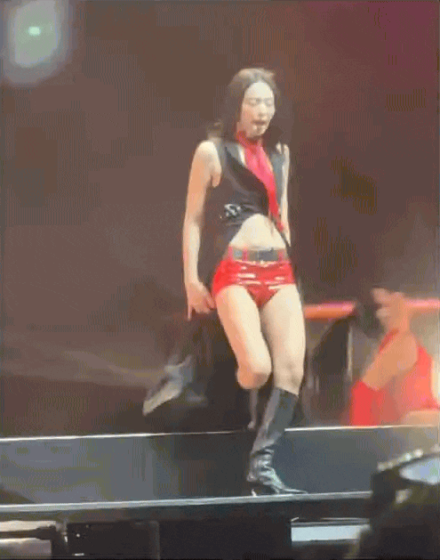 Jennie suýt gặp tai nạn nghiêm trọng tại Coachella 2025, cách xử lý 'gây bão' Ảnh 1