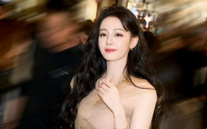 Địch Lệ Nhiệt Ba ‘gây bão’ sự kiện: Nhan sắc đỉnh cao nhưng diễn xuất vẫn là dấu hỏi?