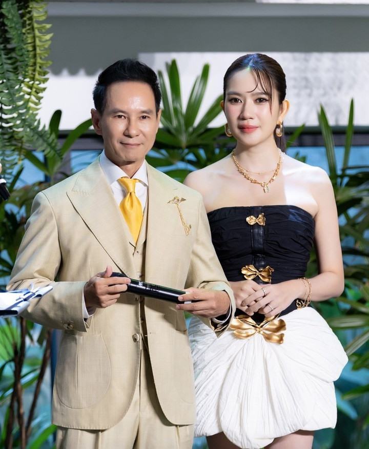 Minh Hà quyết định từ bỏ sự nghiệp cá nhân để hỗ trợ ông xã.