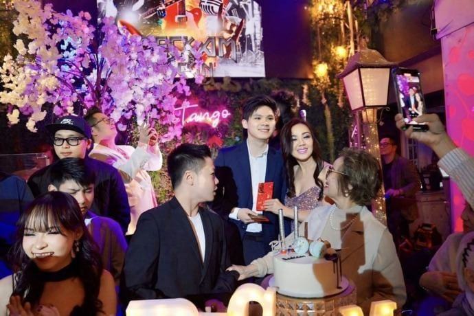 Hành động ăn ý của Bằng Kiều và vợ cũ Trizzie Phương Trinh dù đã ly hôn nhiều năm