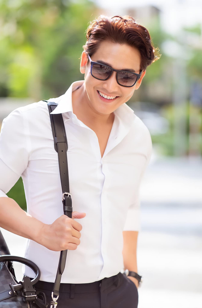 Ở tuổi U50, anh vẫn giữ được phong độ đỉnh cao về ngoại hình.