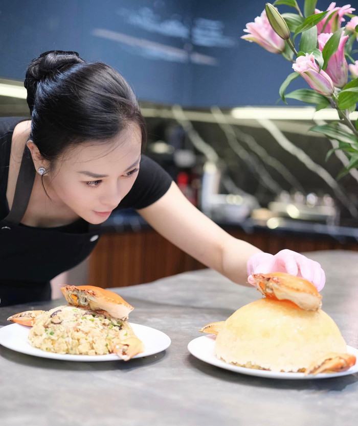 Phương Oanh chăm chỉ nấu nhiều món ngon để đãi chồng và bạn bè. (Ảnh: FBNV)