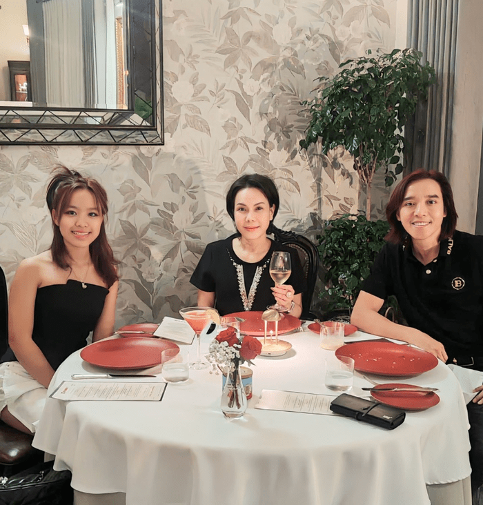 Việt Hương đang có cuộc sống hạnh phúc bên cạnh chồng và con gái. Ảnh: FBNV