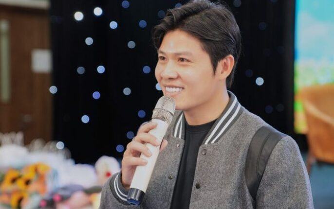 Nguyễn Văn Chung xúc động vì fan Mỹ sưu tập đĩa nhạc