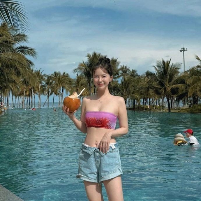 Ha Neul khoe dáng ở Phú Quốc