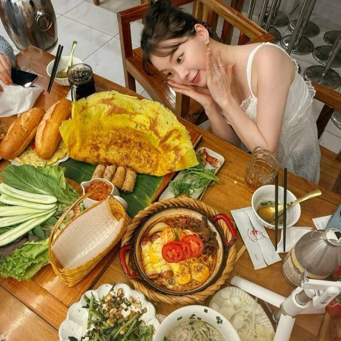 Nữ du khách Hàn Quốc khoe bàn ăn toàn các món ngon ở Phú Quốc