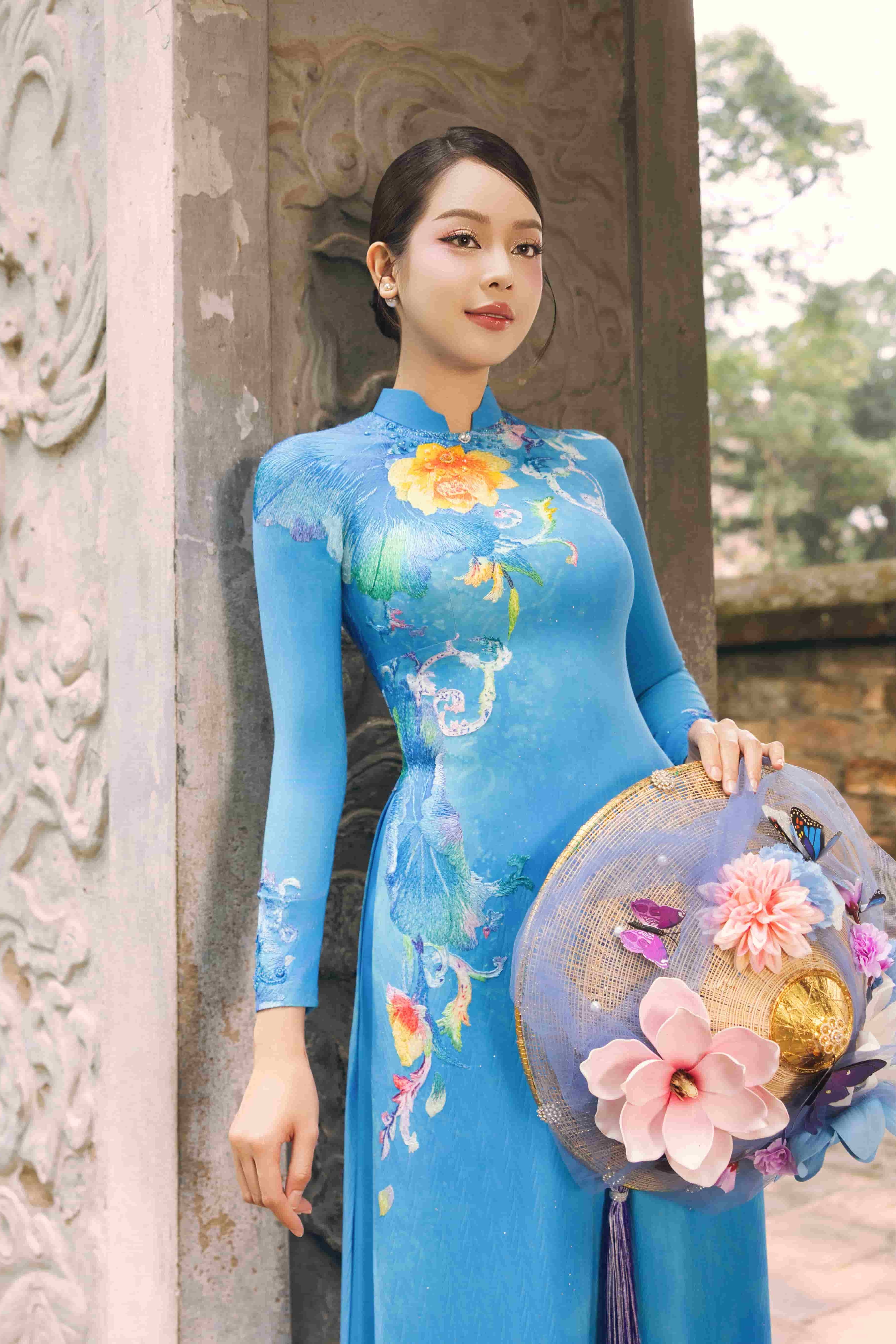 Hoa hậu Thanh Thủy khoe dáng tại loạt địa danh biểu tượng ở Hà Nội - 1