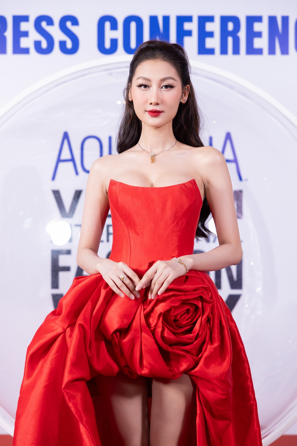 Hoa hậu Quế Anh nổi bật tại thảm đỏ
