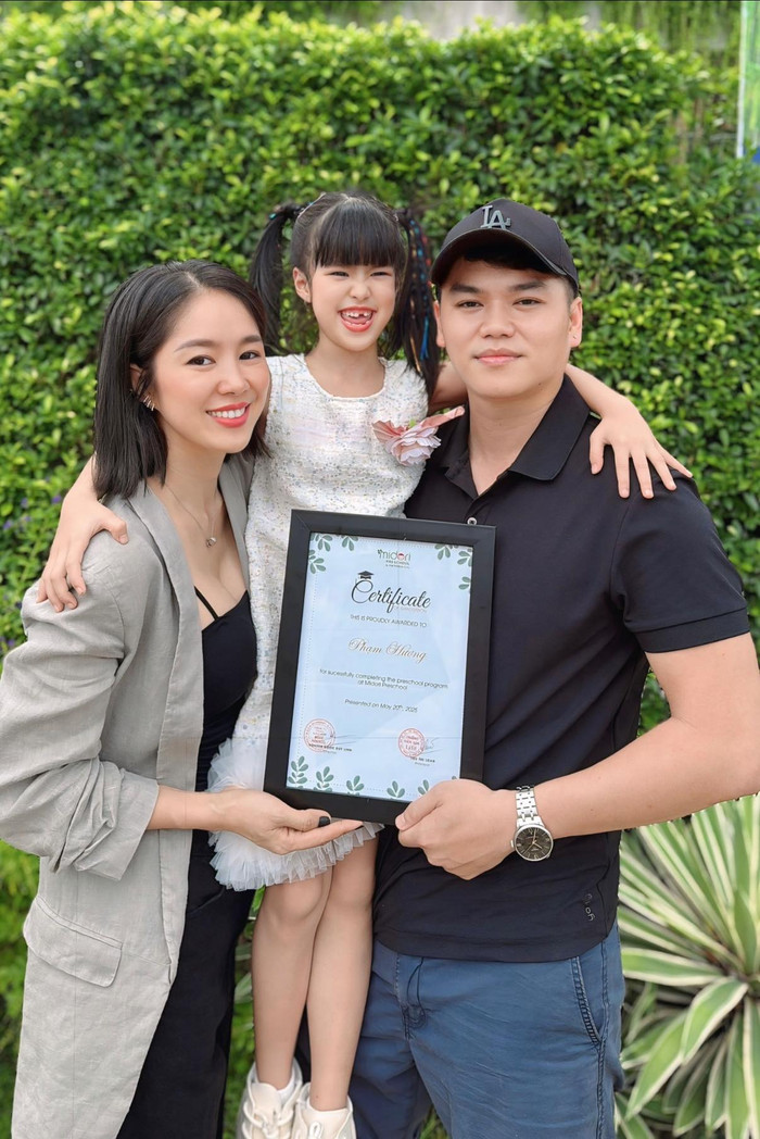 Bé Bông được nhiều người nhận xét là thừa hưởng nhiều nét ngoại hình giống bố.