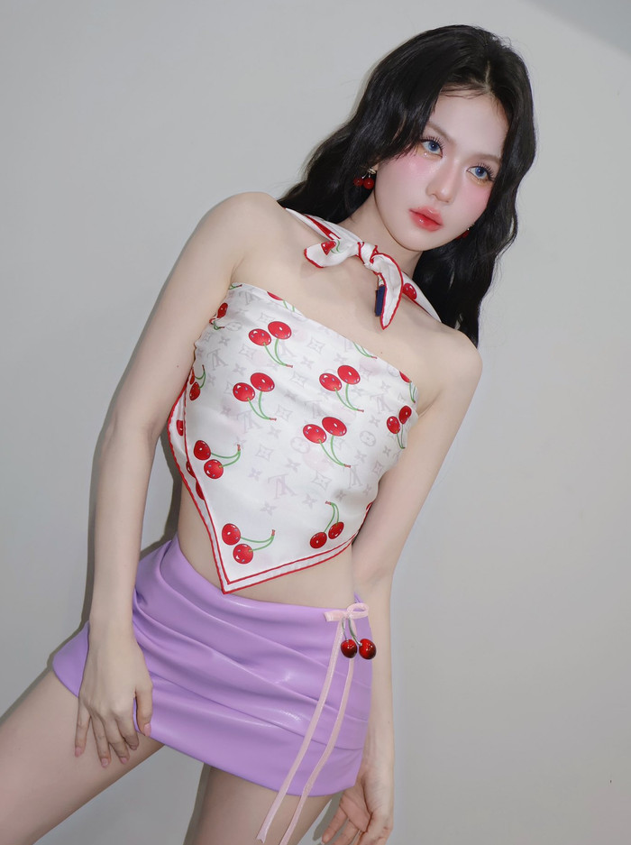Về cách trang điểm, Ngọc Trinh lại 'lăng xê' xu hướng tự nhiên, nhấn nhá ửng hồng phần gò má và đôi môi căng bóng. (Ảnh: FBNV)