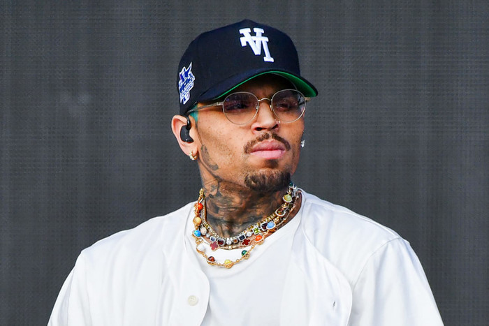 Nam ca sĩ từng hành hung Rihanna bị bắt giữ Ảnh 1