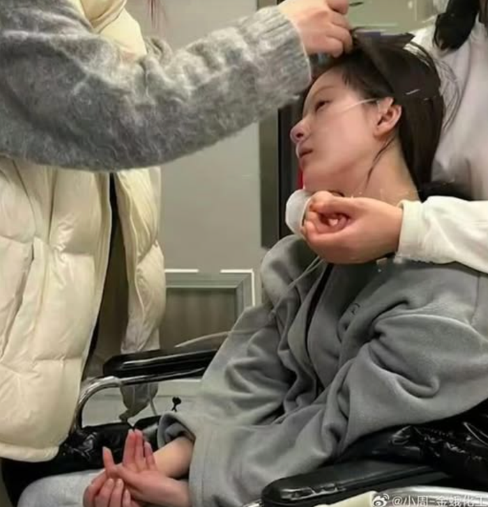 Triệu Lộ Tư mệt mỏi khi nhập viện cấp cứu vì bị đột quỵ.