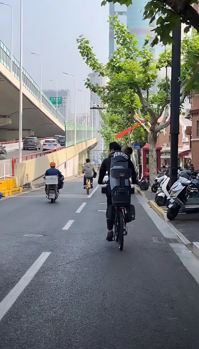 Khán giả bắt gặp Minh Đạo đạp xe chở con đi học. (Ảnh 163)