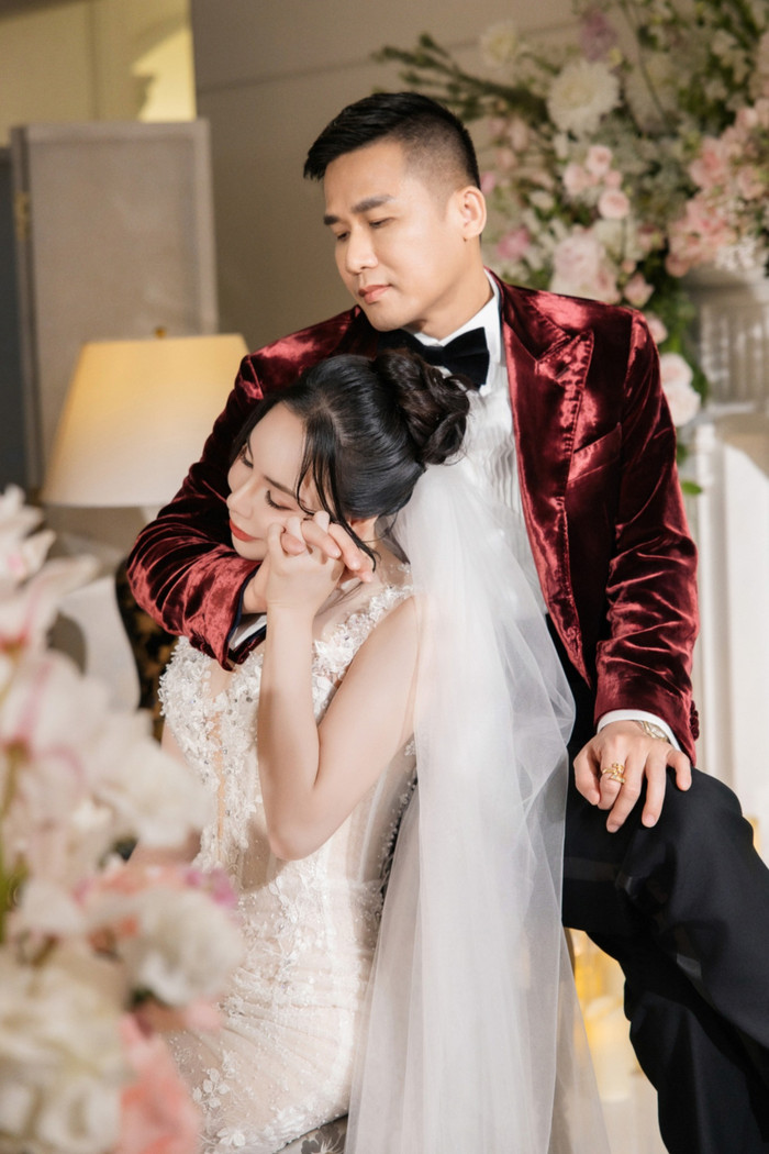 Vợ chồng nữ ca sĩ tìm thấy sự đồng điệu từ cách sống đến tâm hồn. (Ảnh FBNV)