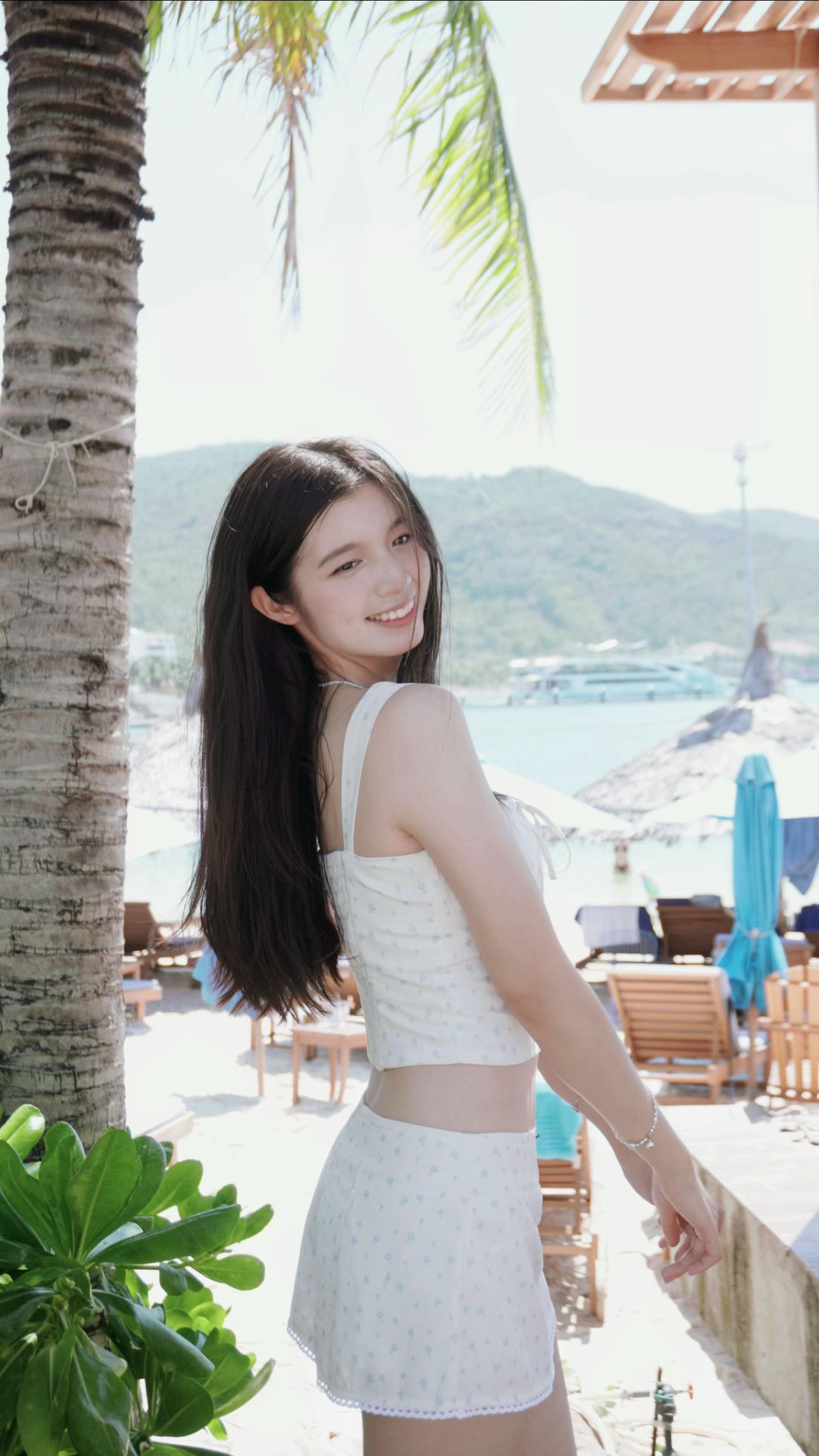 Loạt ảnh đi biển mới toanh của Bảo Chinh