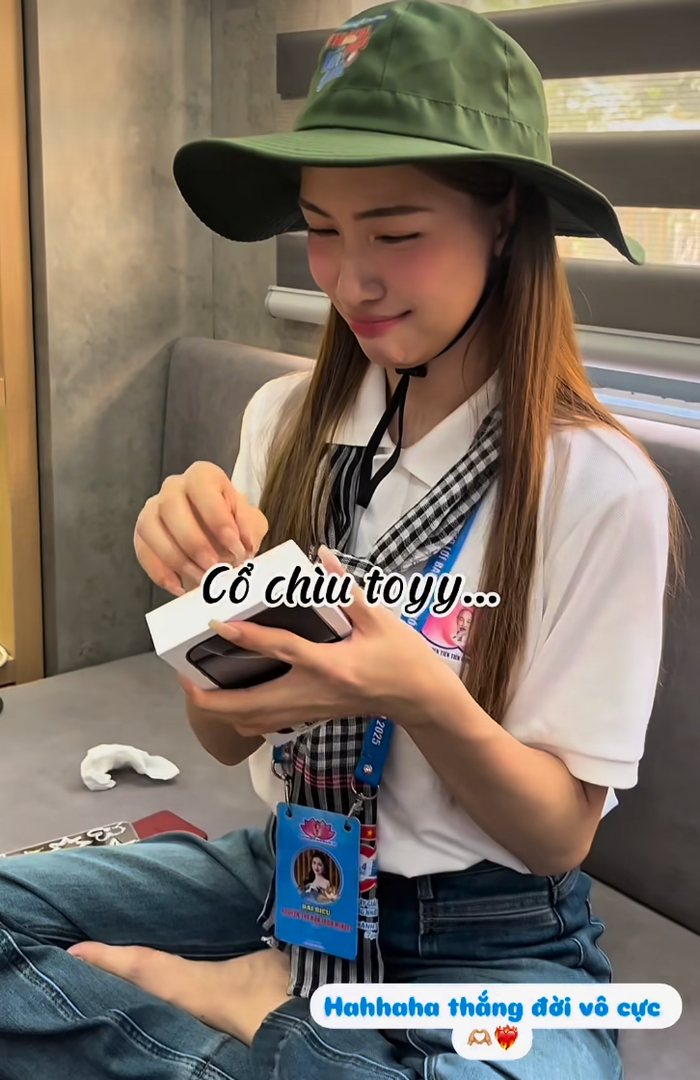 Trợ lý thích thú nhờ Hoà Minzy bóc món quà mới.
