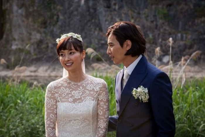 Won Bin và Lee Na Young ăn vận thanh lịch, toát ra niềm hạnh phúc trong đám cưới.
