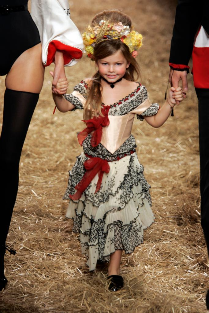 Thylane Blondeau trên sàn catwalk thời thơ ấu.