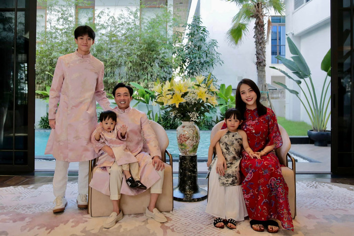 Phòng khách cũng là nơi mà gia đình Cường Đô La thường xuyên lựa chọn để chụp ảnh gia đình.