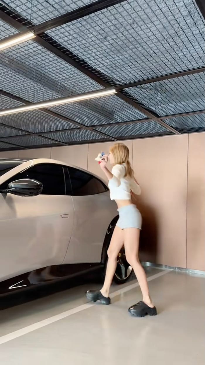 Lisa hào hứng quay video tại gara và xế hộp sang chảnh. Ảnh: TikTok Nhân vật