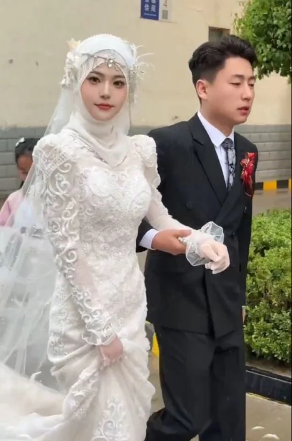Chú rể cũng rất đẹp trai, xứng đôi với cô dâu.