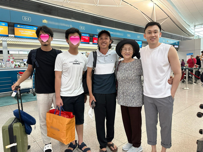 Hoài Linh cùng người nhà đưa mẹ ra sân bay về Mỹ. (Ảnh FBNV)
