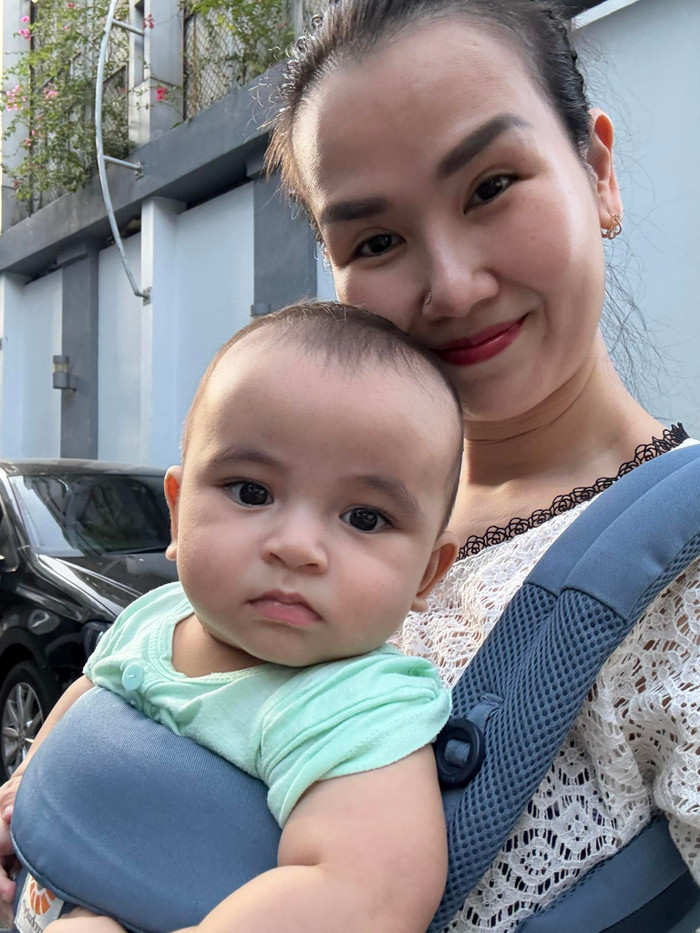 Võ Hạ Trâm nhớ con khi đi làm.
