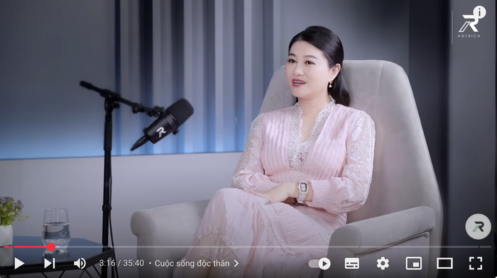 Quế Trân cũng thường xuyên đeo chiếc Richard Mille phiên bản mưa tuyết đến chương trình talk Show.