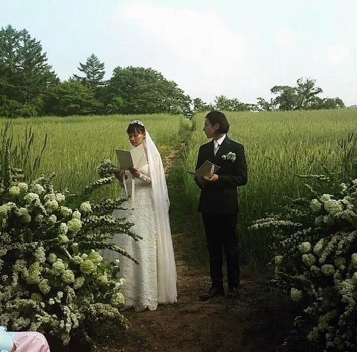 Won Bin và Lee Na Young đã làm đám cưới trên cánh đồng lúa mạch.