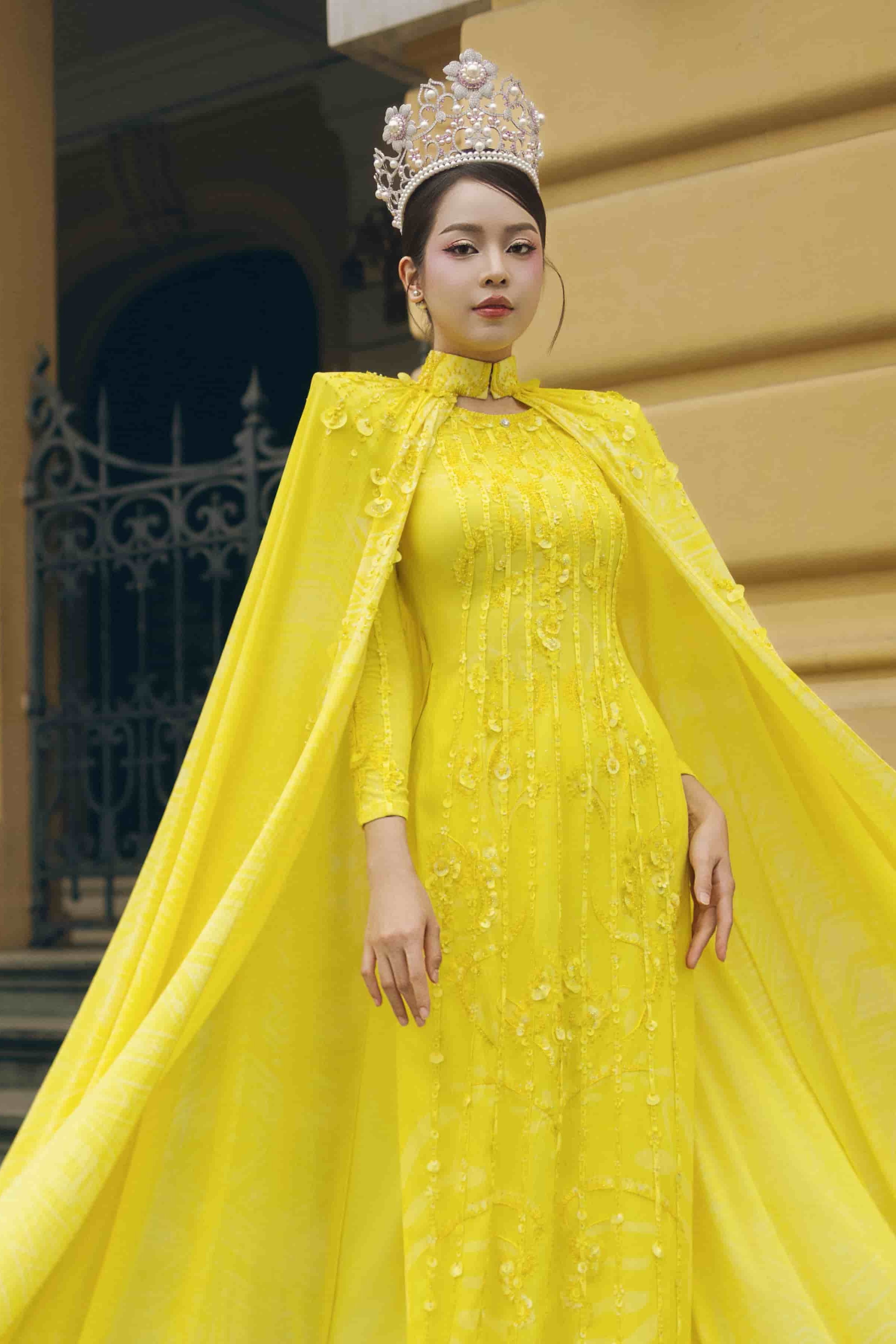 Hoa hậu Thanh Thủy khoe dáng tại loạt địa danh biểu tượng ở Hà Nội - 3