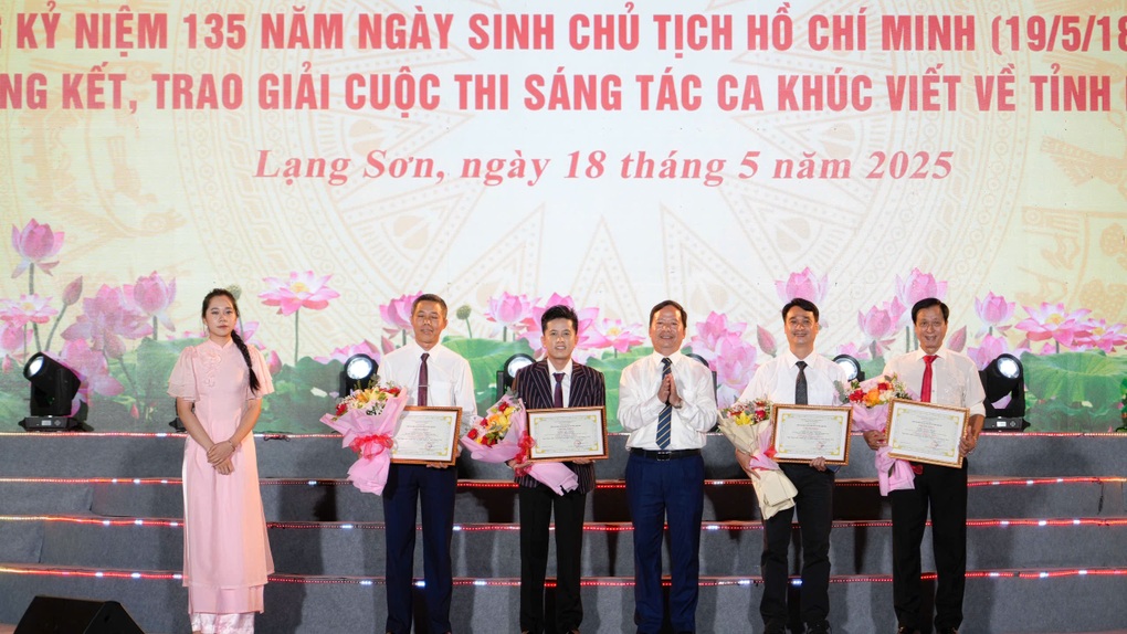 Nhạc sĩ Mai Trần Lâm (áo tối màu) được vinh danh tại lễ trao giải