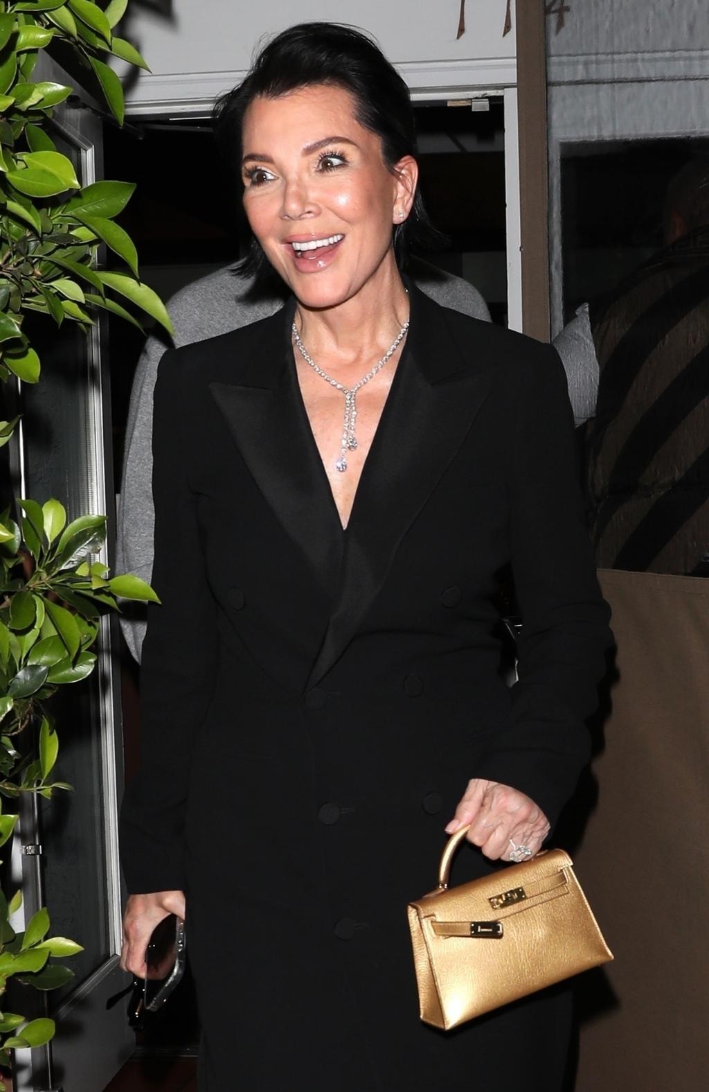 Kris Jenner với kiểu tóc bob mới và làn da rạng rỡ được bắt gặp ở Paris