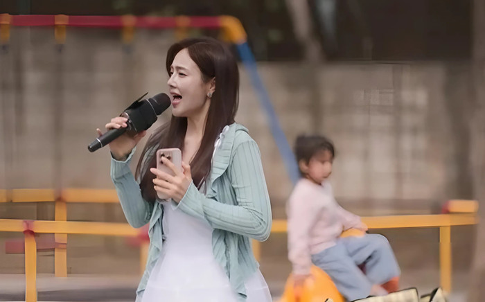Con gái ca sĩ nổi tiếng tổ chức liveshow, nhưng không một khán giả nào đến xem Ảnh 3